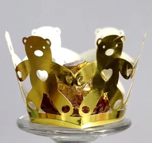 Detail der goldene Bär Cupcake Förmchen mit Herz-Ausschnitten für Party-Dekorationen