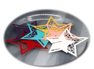 Tarjetas de mesa detalladas con forma de estrella cortadas por láser en papel de colores