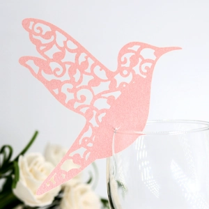 Détail de la carte de verre colibri découpée au laser avec un fini papier perlé rose