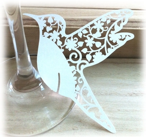 Laserschnitt Kolibri Platzkarten mit Blumenmustern für Weinglas Dekoration bei Hochzeiten