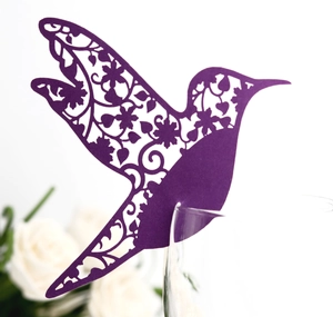 Lila Kolibri Platzkarte aus lasergeschnittenem Papier für Hochzeitsglas-Deko und Partys