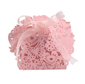 Scatola di caramelle rosa tagliata al laser con farfalle, motivi a cuore e nastro
