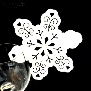 Marque-places de Verre à Vin Flocon de Neige Découpe Laser Papier Perlé Cœur Creux pour Décoration de Table Mariage Noël