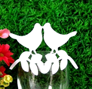 Dettaglio di segnaposto a forma di uccello in carta laserata per decoro matrimoni