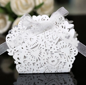 Elegante scatola porta confetti bianca con farfalla tagliata al laser e nastro per nozze