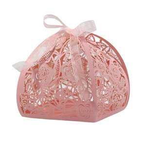 Elegante lasergesneden roze snoepdoos met rozenpatroon en bijpassend zijden lintje