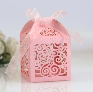 Boîte cadeau rose découpée au laser avec motif de cœur et ruban satin pour bonbons de mariage