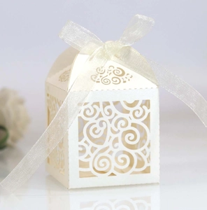 Boîte à bonbons européenne découpée au laser blanc crème avec ruban en organza élégant