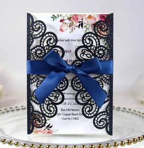 Invitation de mariage découpée au laser bleu foncé avec paillettes et ruban en satin