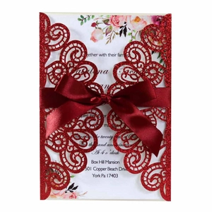 Élégante invitation de mariage rouge pailleté découpée au laser avec nœud en satin chic