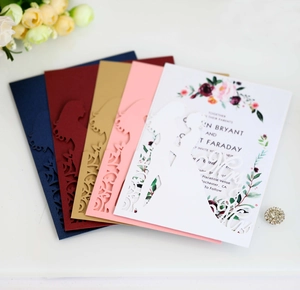Cartes d'invitation de mariage découpées au laser en cinq couleurs avec motifs de mariés