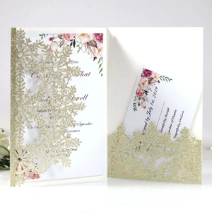 Elegante goldene Glitzer-Laser-Schnitt-Schneeflocke-Hochzeitseinladungskarte mit RSVP