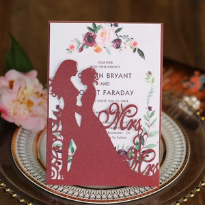 Invitation mariage bordeaux découpée au laser avec silhouette Mr & Mrs sur assiette