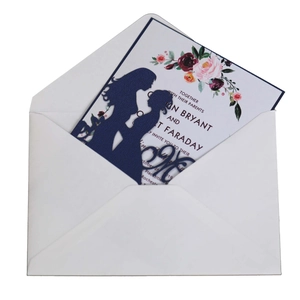 Élégant faire-part de mariage découpé au laser bleu marine avec détails floraux et enveloppe