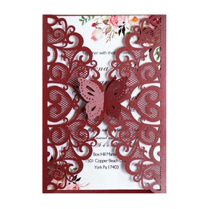 Invitation de mariage bordeaux découpée au laser avec motif papillon et carte intérieure blanche