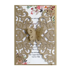 Invitation mariage dorée découpée au laser avec motif papillon et carte interne fleurie