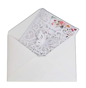 Invitation mariage élégante avec découpe laser papillon 3D et carte intérieure fleurie