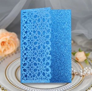 Détail de l'invitation de mariage bleue à paillettes avec dentelle découpée au laser élégante