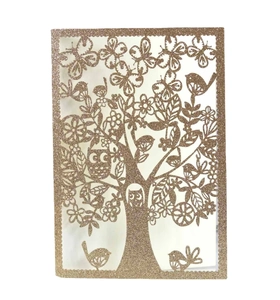 Carte d'invitation rose gold pailletée avec motifs découpés laser d'arbre et d'oiseaux