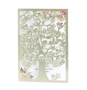 Invitation de mariage découpée au laser avec paillettes et motif d'arbre sur fond blanc