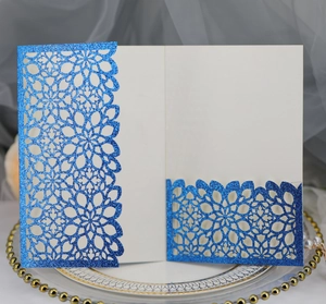 Détail de l'invitation de mariage pailletée bleu marine avec découpe laser élégante