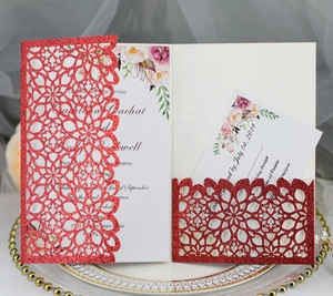 Détail de l'invitation de mariage découpée au laser avec carte RSVP à motif floral