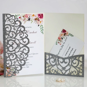 Elegante invito matrimonio glitterato tagliato al laser con design floreale e RSVP