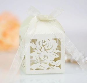 Boîte de mariage élégante découpée au laser avec motifs roses et ruban crème