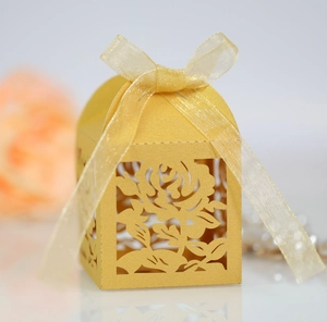 Détails de motifs de roses découpés au laser dorés sur une boîte cadeau en papier nacré