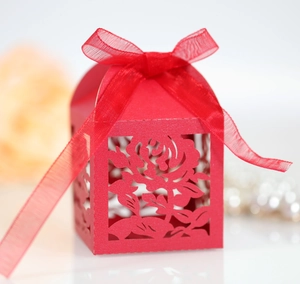Détail de la boîte à bonbons rouge découpée au laser avec motif de rose et ruban