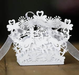 Scatola regalo bianca tagliata al laser con uccelli fiori e nastro per matrimonio