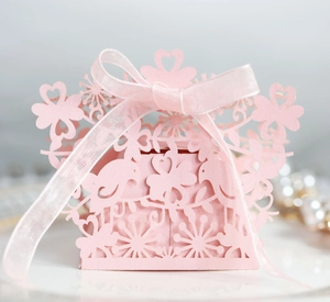 Scatola regalo rosa tagliata al laser con uccellini, cuori e nastro di seta raffinato