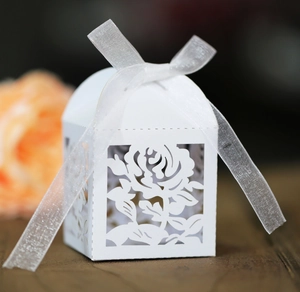 Boîte à dragées découpée au laser blanche avec motifs roses et nœud en organza