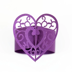 Rond de serviette violet foncé découpé au laser avec motif de cœur évidé élégant