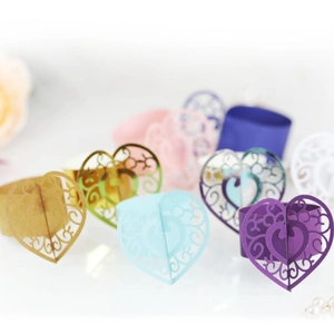 Ronds de serviette en papier coeur doré découpés au laser pour décoration de mariage