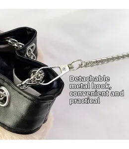 Détail de la chaîne argentée avec crochet sur sac en cuir noir et peluche blanche