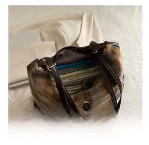 Vue de dessus du sac cabas à carreaux montrant l'intérieur spacieux et le fermoir aimanté