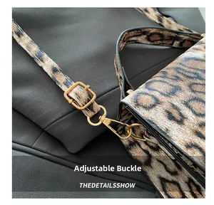 Détail de la boucle dorée réglable et de la bandoulière du sac imprimé léopard