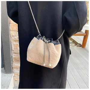 Détail du sac seau en peluche d'hiver avec bandoulière chaîne et breloques perles de serrage
