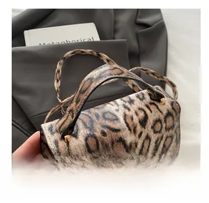 Gros plan d'un sac à main léopard avec texture cuir et détails en métal doré chic