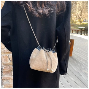 Sac seau chic en fausse fourrure beige avec chaîne argentée et détails de perles