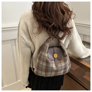 Gros plan détaillé du sac cabas à carreaux vintage avec boucle métallique dorée en N