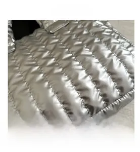 Détail du tissu argenté métallisé matelassé avec surpiqûres horizontales du sac cabas