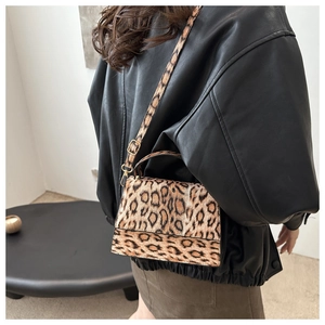 Détails du sac bandoulière à imprimé léopard avec ferrures dorées et rabat de fermeture