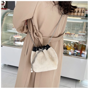 Détail du sac seau en peluche crème avec chaîne de perles et cordon de serrage