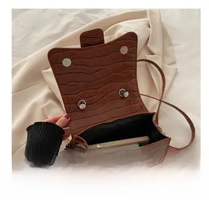 Détails de la grande capacité intérieure du sac à main marron foncé motif crocodile