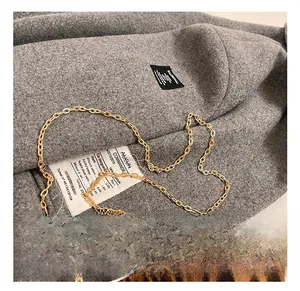 Gros plan du sac léopard avec chaîne dorée et fermoir orné d'une perle chic