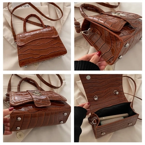 Détails du sac à main marron à motif crocodile avec pieds en métal et intérieur