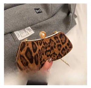 Détail du sac léopard avec fermoir en perles de luxe et bandoulière en chaîne dorée