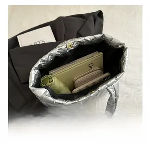 Vue intérieure montrant la grande capacité du sac cabas matelassé argenté pour accessoires